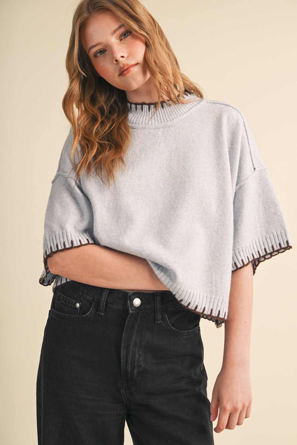 CONTRAST BLANKET STITCH MOCK NECK SHORT SLV SWEATER MSW11407