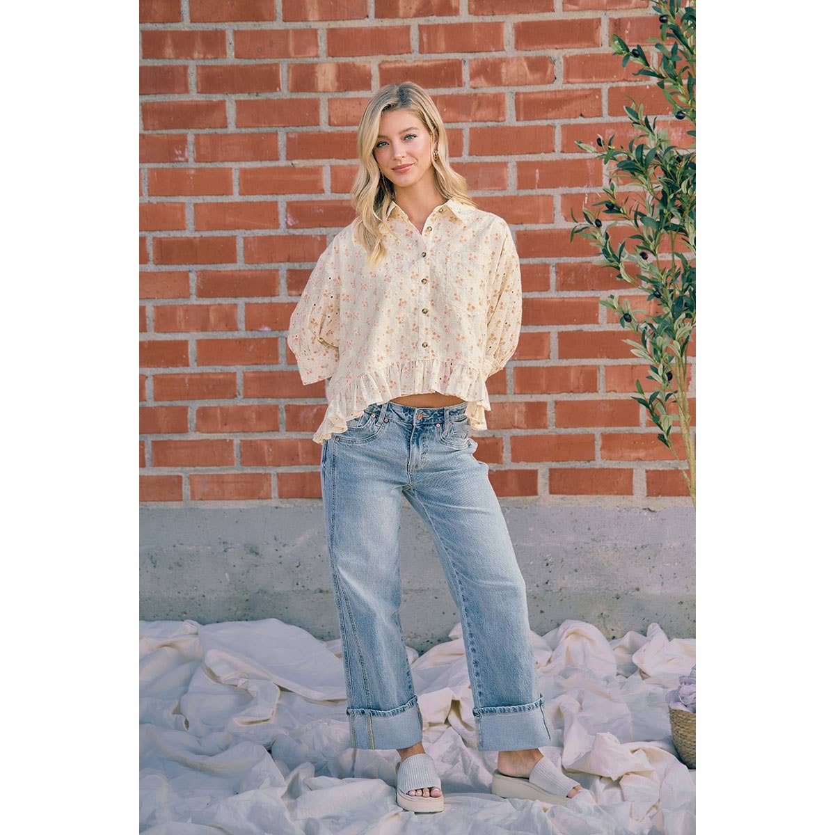 VINTAGE WASHED STRAIGHT JEANS WITH SIDE STITCH DETAIL