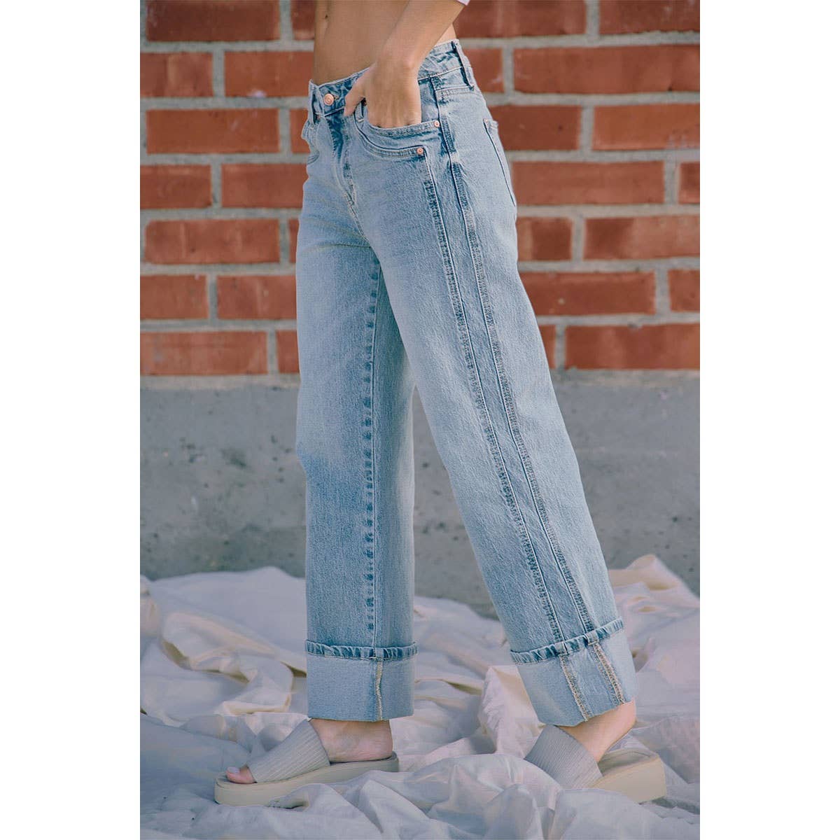 VINTAGE WASHED STRAIGHT JEANS WITH SIDE STITCH DETAIL