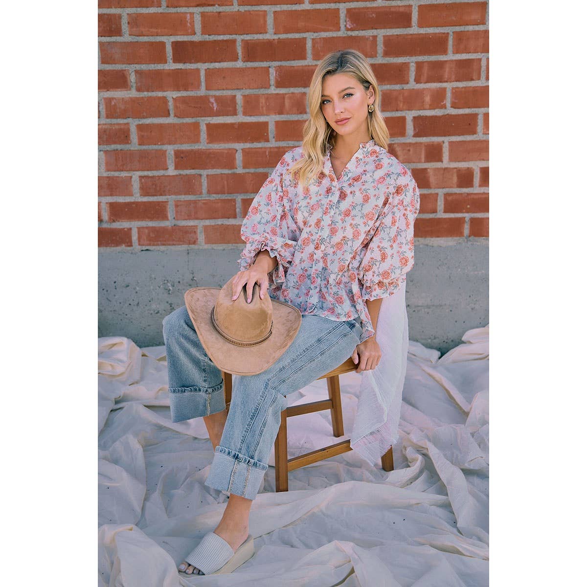 VINTAGE WASHED STRAIGHT JEANS WITH SIDE STITCH DETAIL