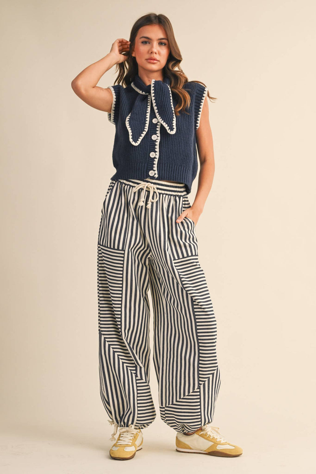 TIE NECK SWEATER VEST WITH CONTRAST BLANKET STITCH MSW11059