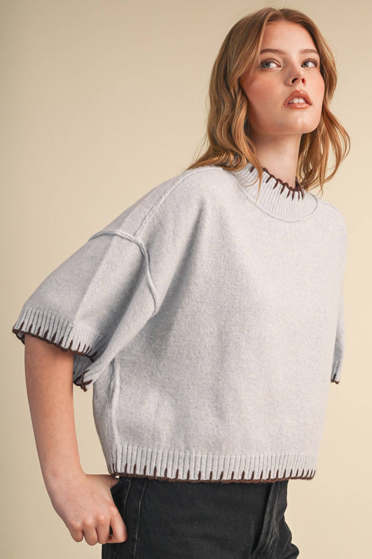 CONTRAST BLANKET STITCH MOCK NECK SHORT SLV SWEATER MSW11407