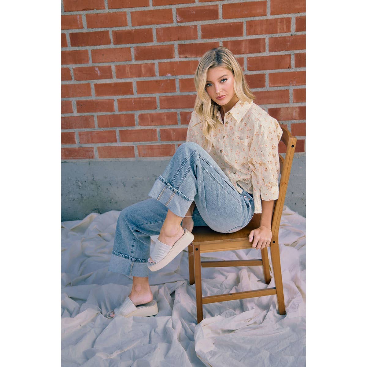 VINTAGE WASHED STRAIGHT JEANS WITH SIDE STITCH DETAIL