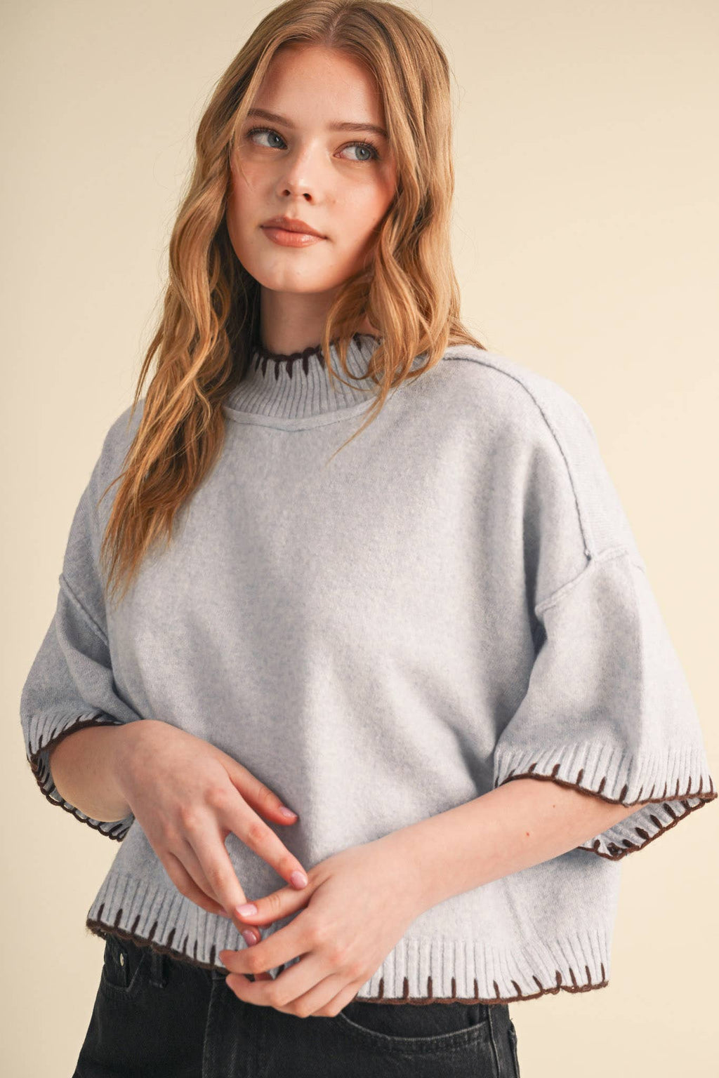 CONTRAST BLANKET STITCH MOCK NECK SHORT SLV SWEATER MSW11407