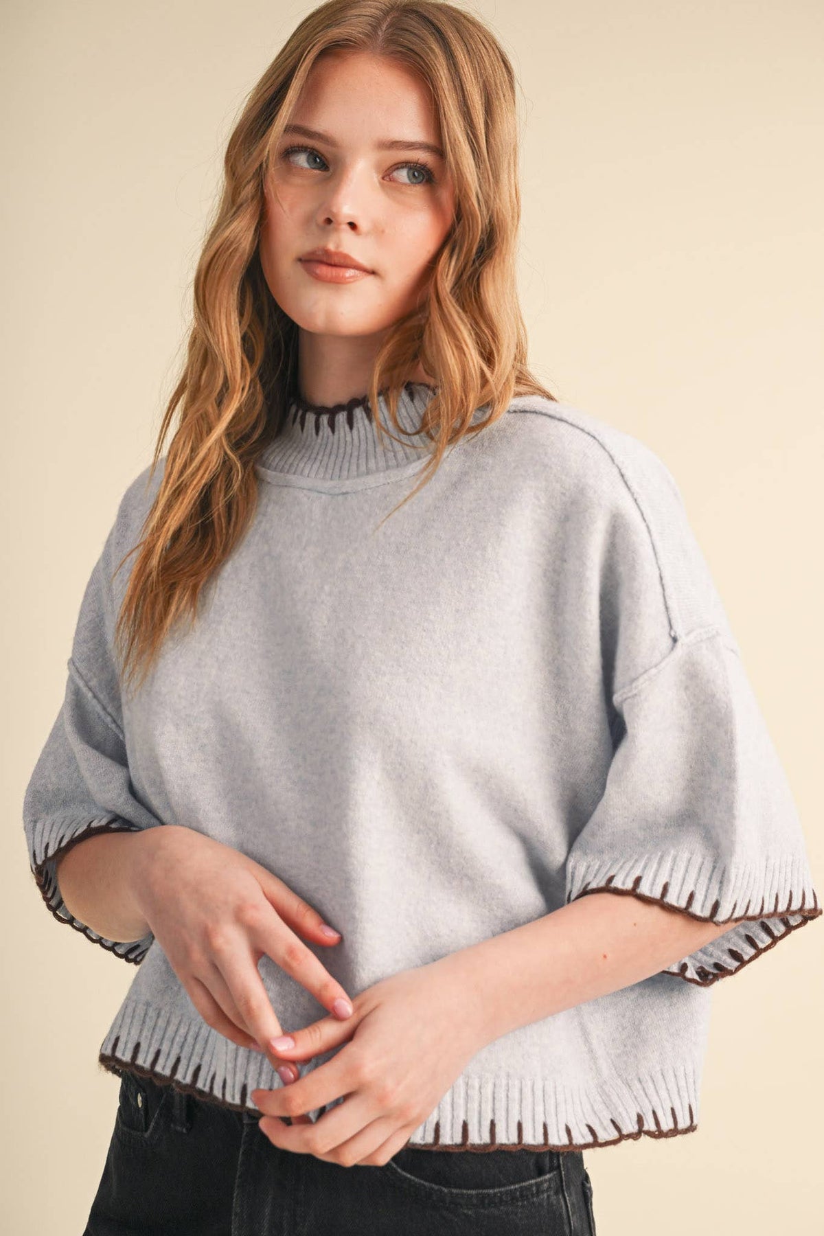 CONTRAST BLANKET STITCH MOCK NECK SHORT SLV SWEATER MSW11407